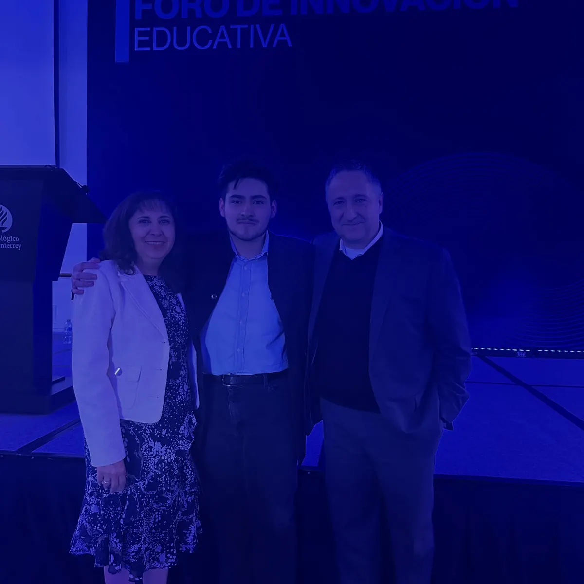 Alberto Gallegos con dos asistentes frente al escenario del Foro de Innovación Educativa